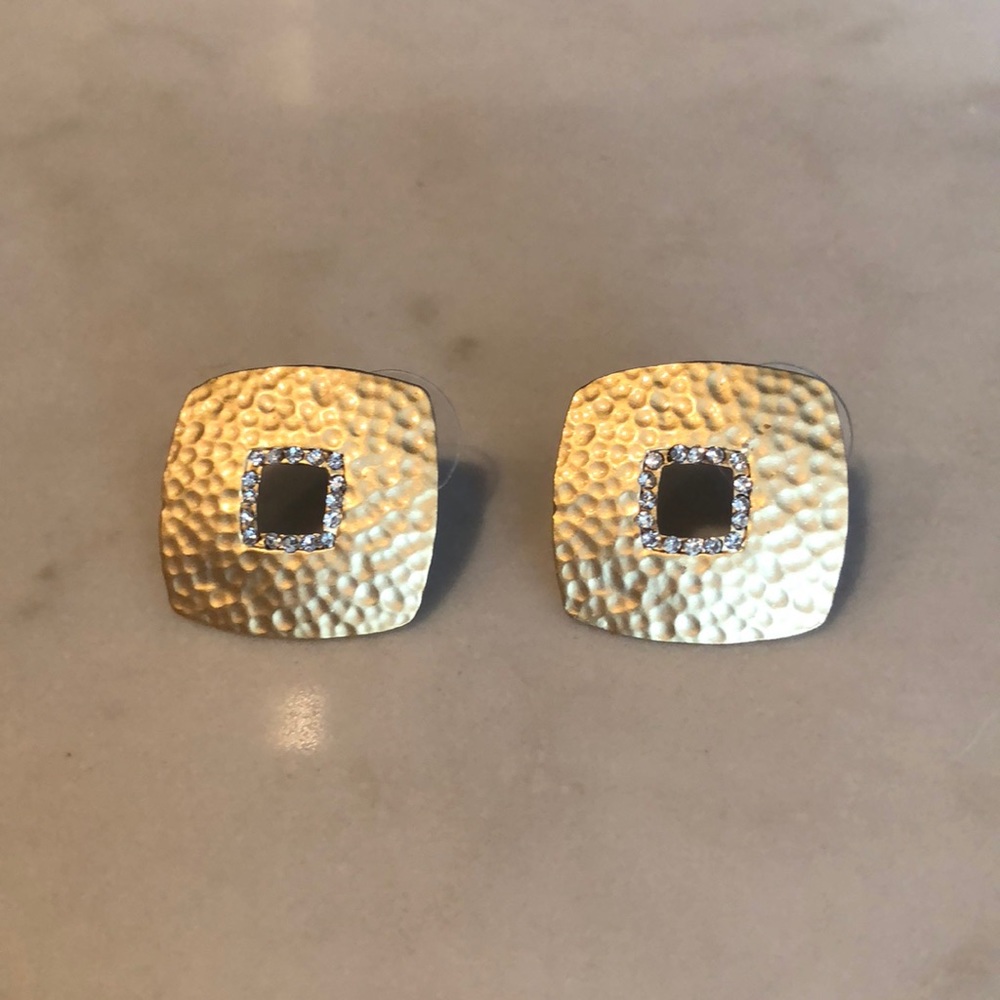 GOLD HAMMERED SQUARE CUT OUT EARRINGS W/DIAMOND